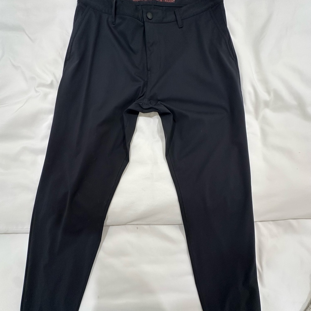 RHONE men’s commuter jogger pants in black. Size 33